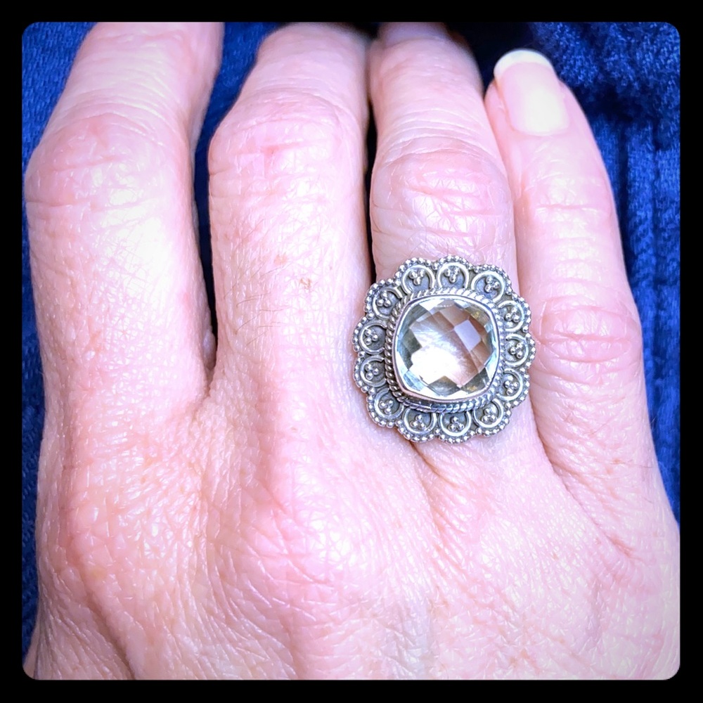 Lovely silver ring sz 7.5 clear stone